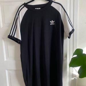 Large women’s ADIDAS t shirt dress in black and white with striped sleeve